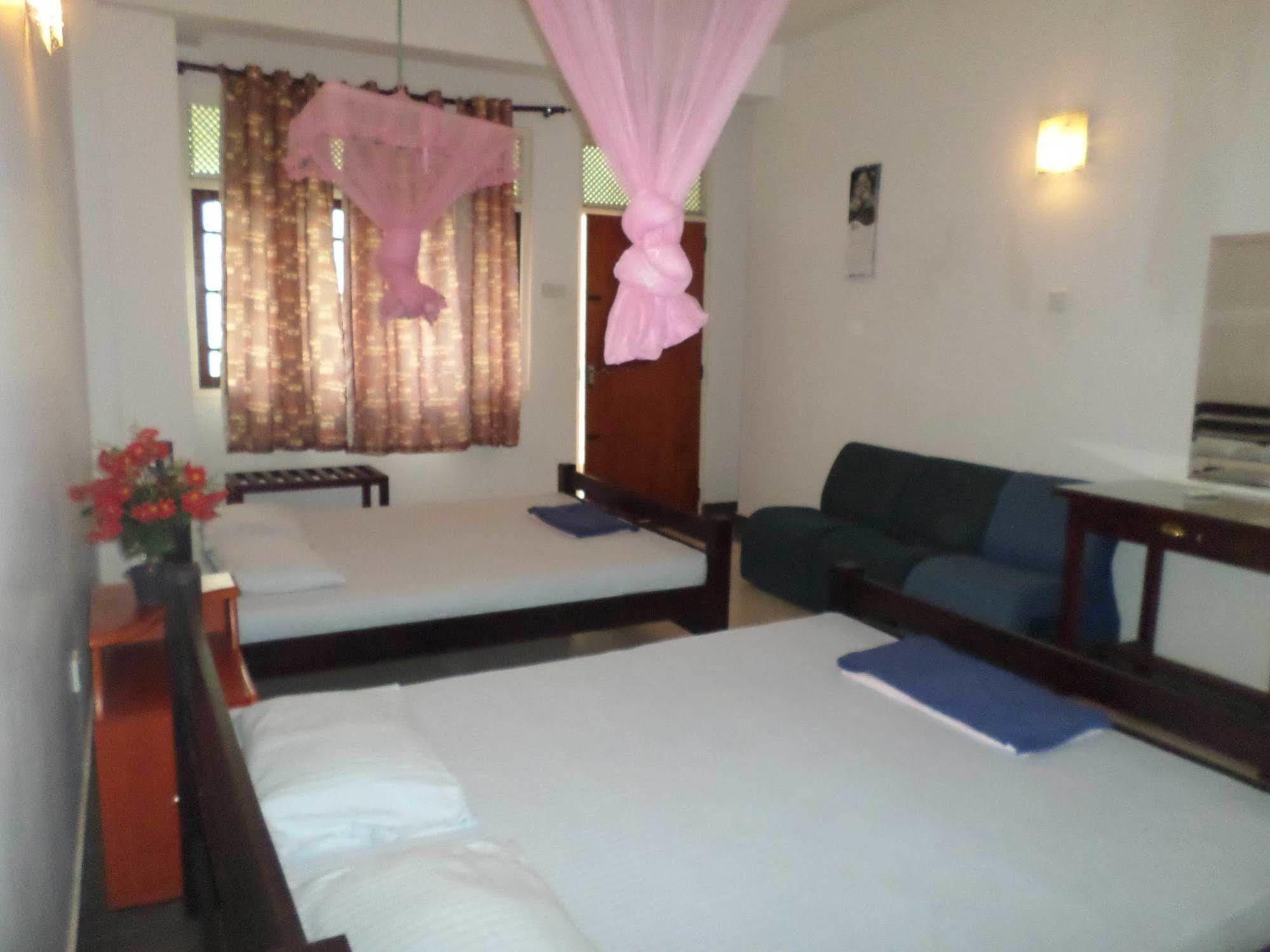 Hotel Senora Катарагама Экстерьер фото
